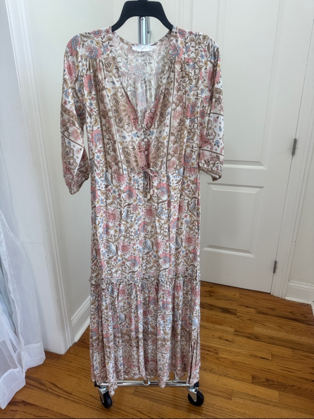 Walker & Wade Floral V-Neck Maxi Dress Cream and Pink XS